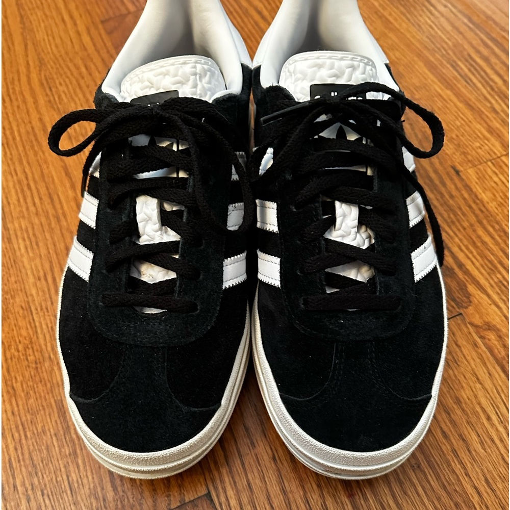 Women Adidas black US 6 1/2. I wear a 7 1/2. This shoe runs big